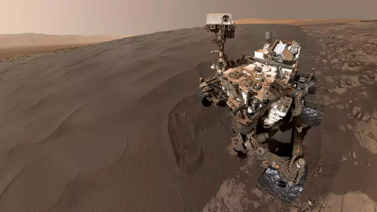 Łazik Curiosity robi sobie selfie ma Marsie