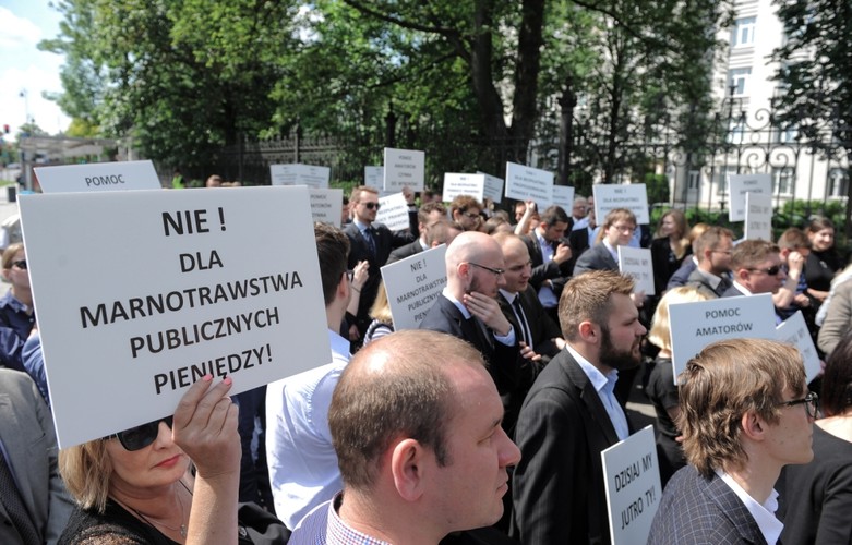 Zgodnie z przyjętą w zeszłym tygodniu ustawą o pomocy prawnej na etapie przedsądowym w kraju ma zostać utworzonych ponad 1,5 tys. punktów, w których od stycznia 2016 r. będą udzielane bezpłatne porady. Jako regułę przyjęto, że pomoc będą świadczyć adwokaci lub radcowie prawni na podstawie umowy zawartej z powiatem. Powiat będzie mógł jednak powierzyć prowadzenie połowy punktów na jego terenie organizacjom pozarządowym. Te organizacje - jak przewidziano - będą także mogły zatrudniać do udzielania pomocy osoby, które ukończyły wyższe studia prawnicze, jeśli mają one co najmniej trzyletnie doświadczenie w wykonywaniu czynności związanych ze świadczeniem pomocy prawnej.

