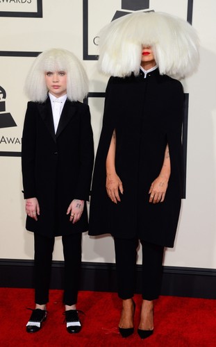 Im dziwniej tym głośniej? Gwiazdy na Grammy: Sia i Maddie Ziegler