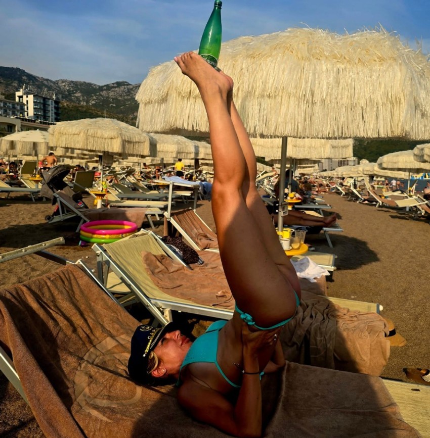 Jovana Jeremić radi jogu na plaži