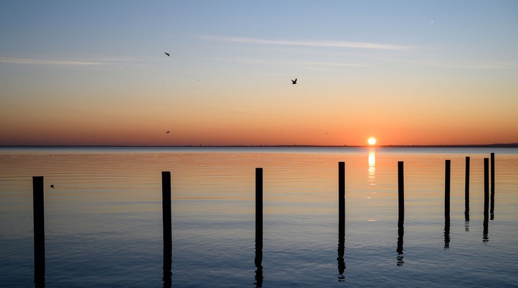 Napfelkelte a balatonfüredi Tagore sétányról fotózva / Fotó: MTI/Vasvári Tamás