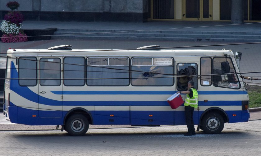 "Moje żądania są jasne. Jeśli spełnicie, puszczam ich wolno". Szokująca rozmowa zamachowca z mediami