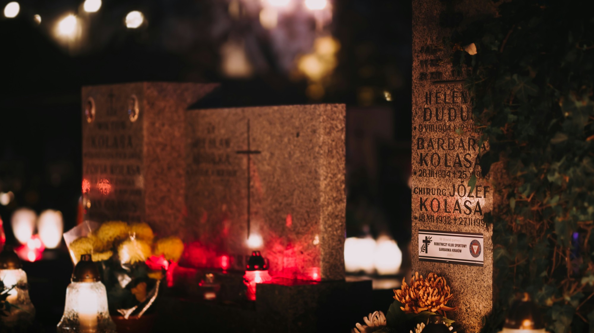 Tradičná atmosféra Dušičiek na cintorínoch. Správny výber náplne do kahanca rozhoduje o tom, či svetlo vydrží horieť bezpečne po celé dni.