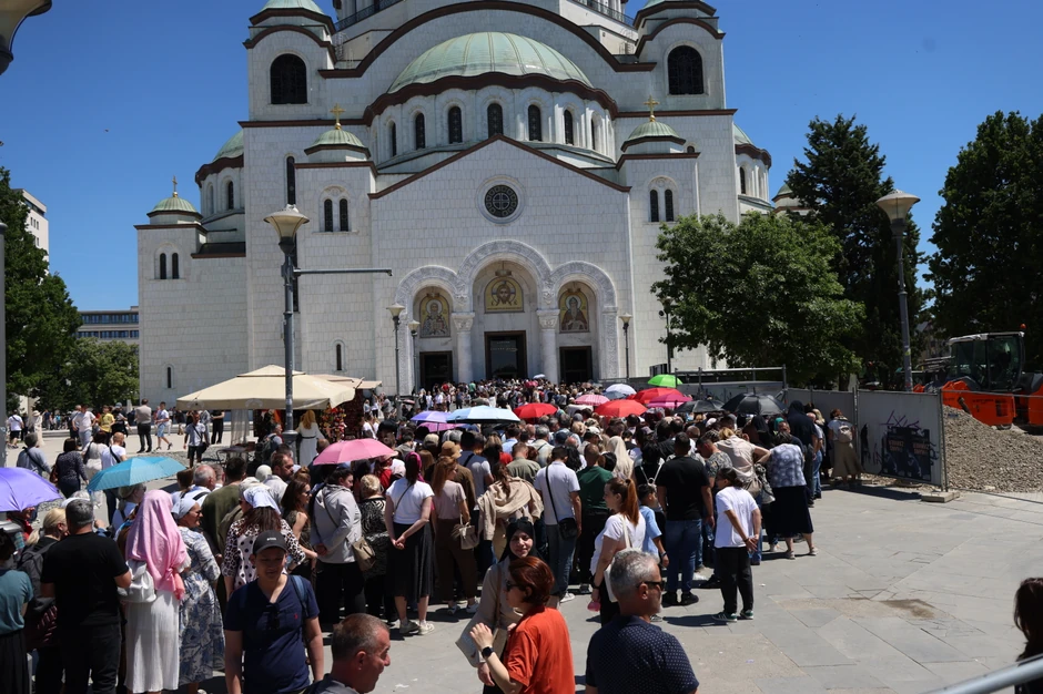 Plato ispred Hrama Svetog Save prekriven je brojnim vernicima 