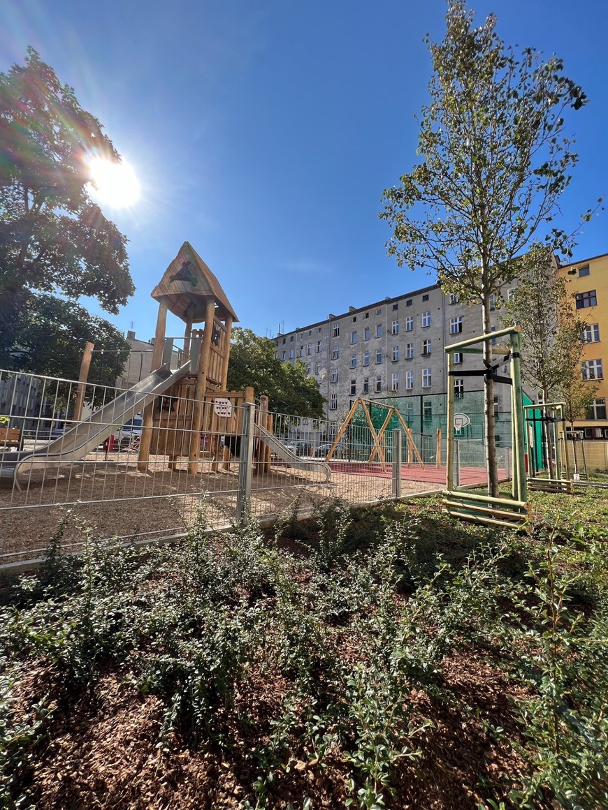 Plac zabaw na Ołbinie otoczony jest zielenią