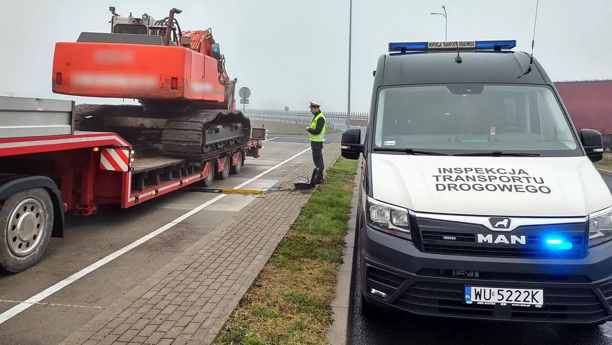 Wiózł tak ciężką maszynę, że aż dymiło się z kół