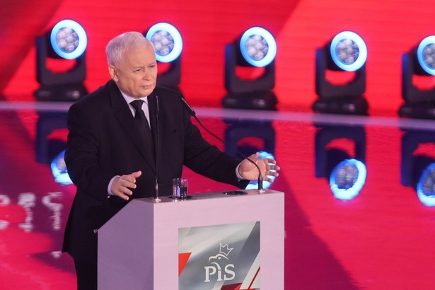 Katowice, 01.10.2023. Kampania wyborcza do parlamentu 2023. Wicepremier, prezes PiS Jarosław Kaczyński podczas konwencji PiS pod hasłem "Bezpieczna Polska", 1 bm. w hali widowiskowo-sportowej "Spodek" w Katowicach. (mr) PAP/Zbigniew Meissner