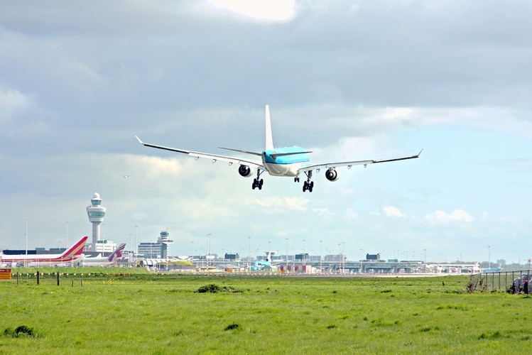 5. miejsce należy do holenderskiego lotniska Schiphol w Amsterdamie. W 2013 lotnisko obsłużyło 52,5 mln pasażerów. Pasażerowie doceniają je ze względu na wyjątkową funkcjonalność oraz bardzo dogodne i szybkie połączenie z centrum Amsterdamu.