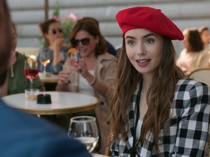 Életre kelt az Emily Párizsban a Saint Laurent divatbemutatóján