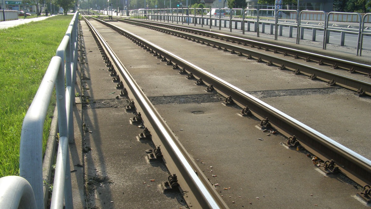 Od poniedziałku zaczyna się remont drogi i torowiska na Dunajewskiego i Basztowej (na odcinku do Długiej). To drugi etap przebudowy torowiska wzdłuż Plant, która wprowadzi ruch jednokierunkowy od dworca. Komunikacja miejska powróci dopiero pod koniec października, a całość zakończy się pod koniec listopada.