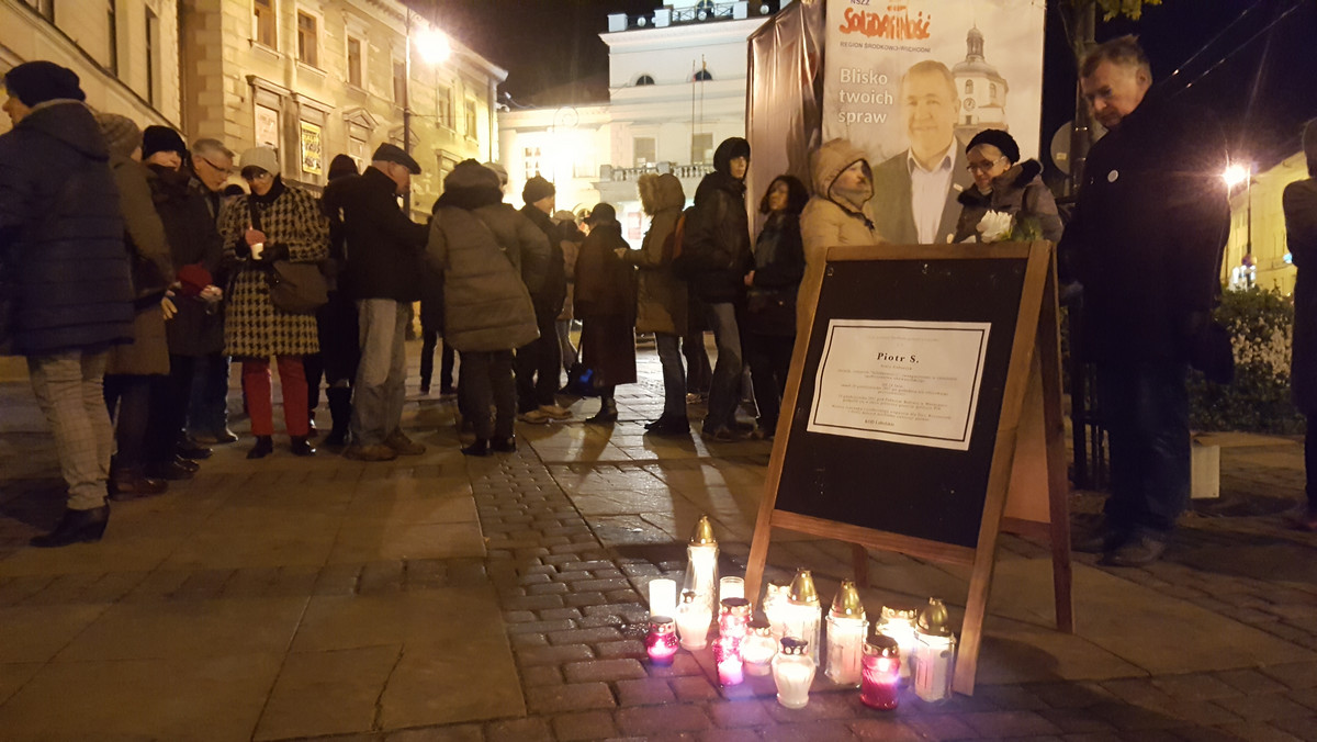 Kilkanaście osób pojawiło się przed biurami posłów PiS przy ul. Królewskiej, by oddać cześć zmarłemu wczoraj Piotrowi S. Kilka dni temu, mężczyzna podpalił się przed Pałacem Kultury i Nauki w Warszawie. Jego czyn miał być aktem sprzeciwu wobec działań Prawa i Sprawiedliwości.