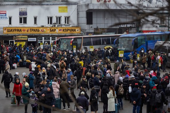 Kijów. Tłumy ludzi chcą dostać się do autobusów, które wywiozą ich ze stolicy Ukrainy