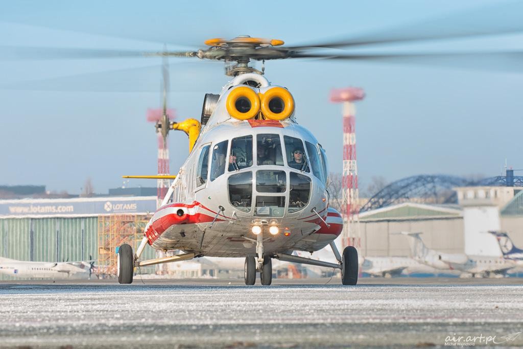 Pamiętające lata 60. śmigłowce Mi-8 w 1 Bazie Lotnictwa Transportowego.