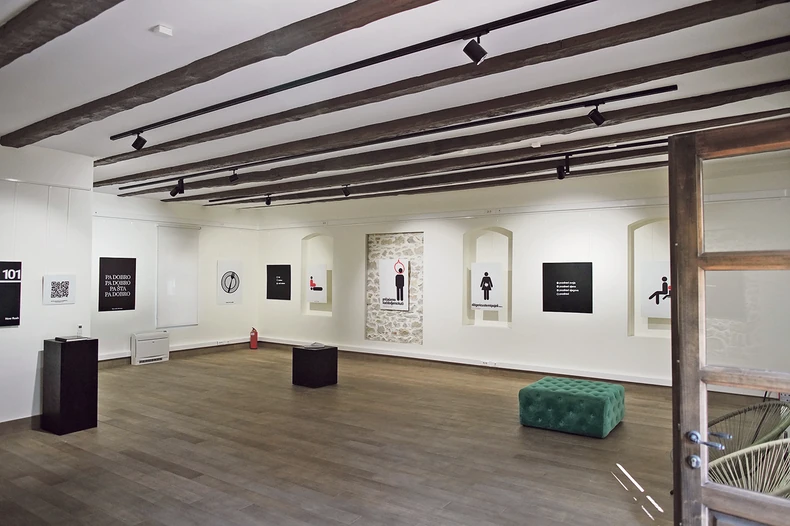 U modernom ambijentu, u kojem su autentične ostale samo hrastove grede na plafonu, mesečno se smenjuju izložbe kako renomiranih umetnika, tako i mladih stvaralaca