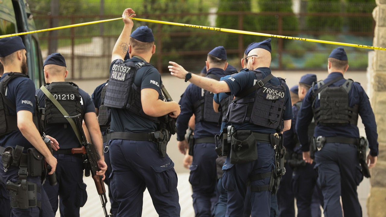 Obława w Starej Wsi. Były policjant ocenia: mamy do czynienia z trudnym przeciwnikiem