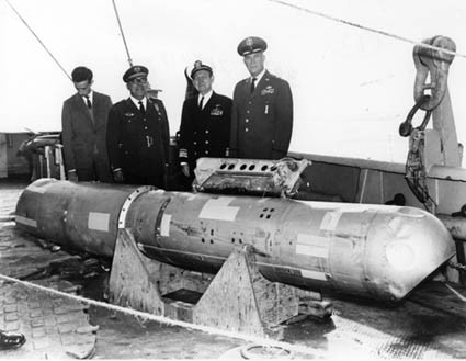 Wyłowiona bomba na pokładzie USS Petrel po incydencie w Palomares