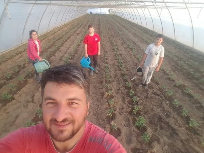 Vojo u plasteniku sa decom