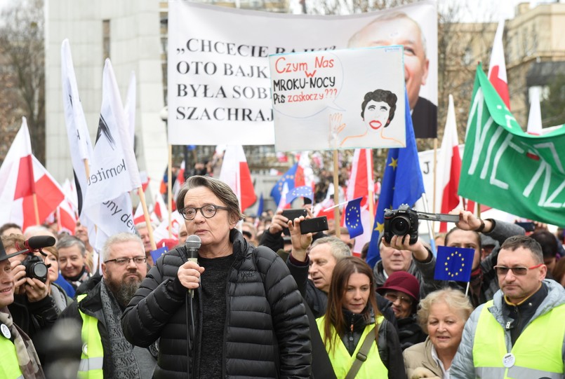 Reżyserka i scenarzystka Agnieszka Holland wśród uczestników manifestacji KOD przed Sejmem.