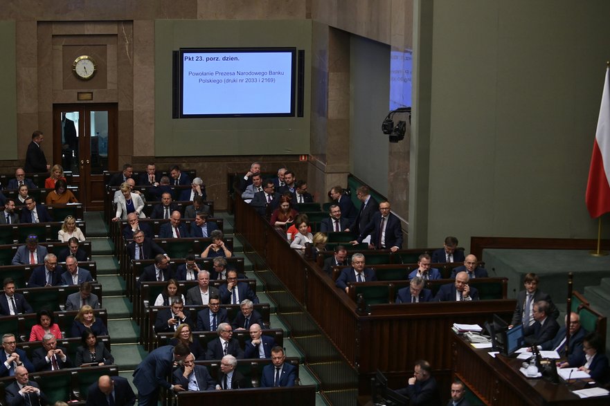 Posłowie na sali plenarnej Sejmu podczas wyboru 15 sędziów na członków Krajowej Rady Sądownictwa, 12 maja 2022 r.
