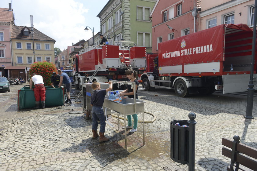 Woda zalała centrum Leśnej