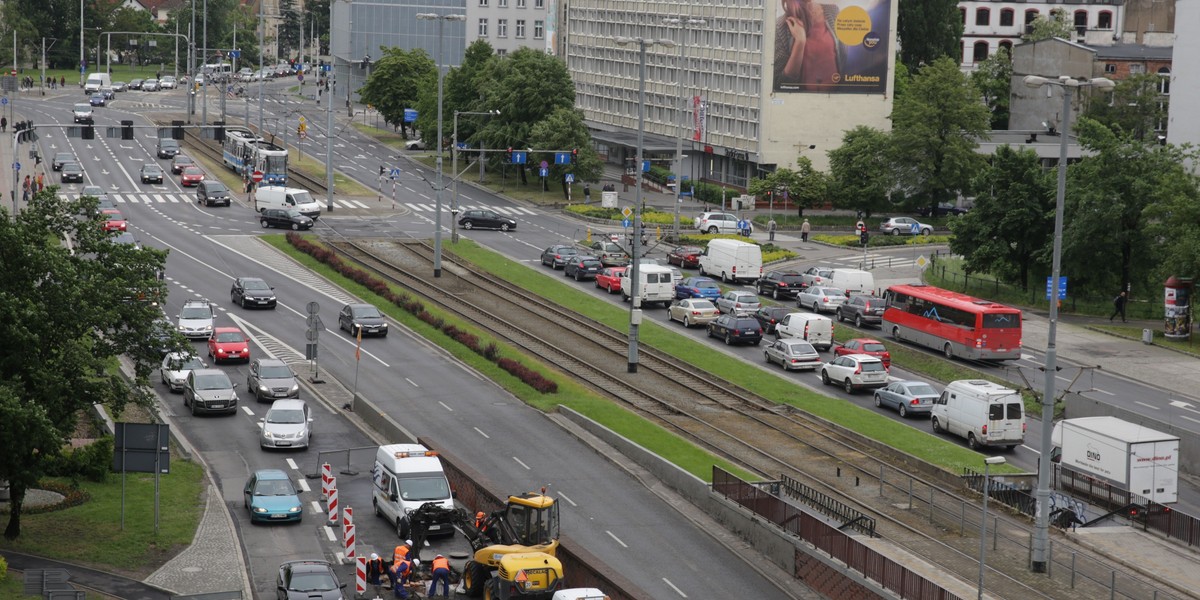 Zarwana jezdnia na pl. Dominikańskim