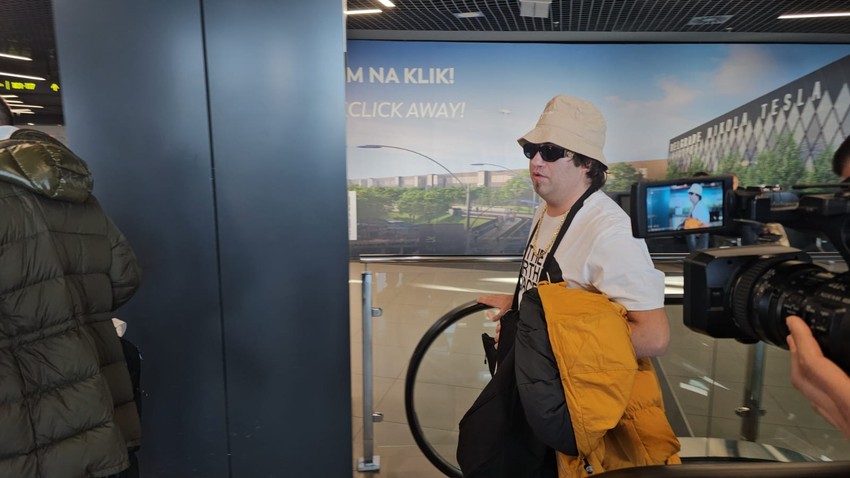 Rasta u papučama na aerodromu