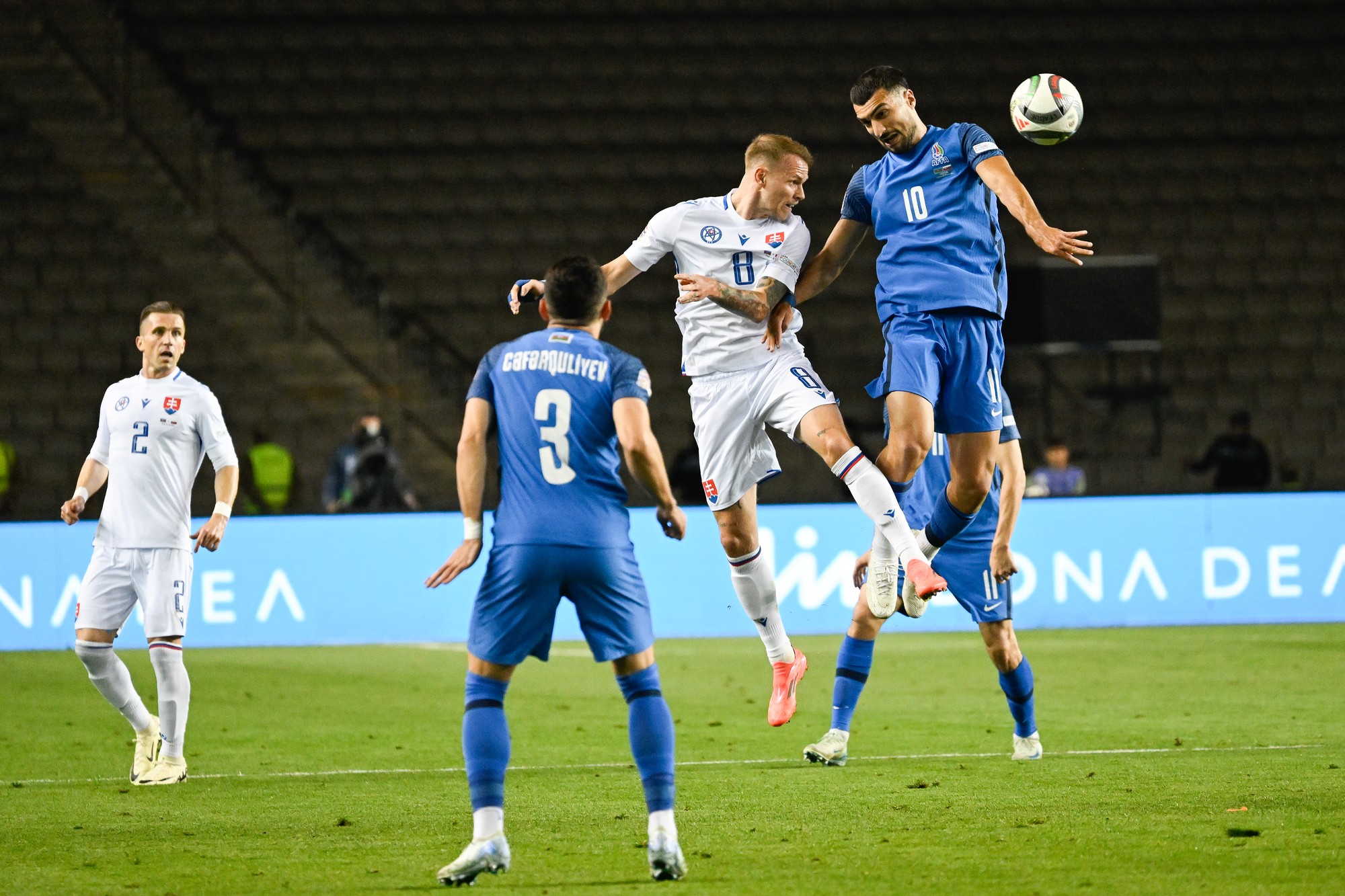 Vľavo Stanislav Lobotka (Slovensko) a vpravo v popredí Badavi Hüsejnov (Azerbajdžan).