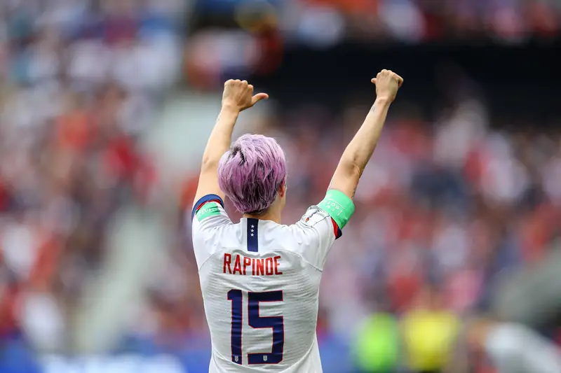 Megan Rapinoe z USA świętuje zdobycie pierwszego gola z rzutu karnego podczas finałowego meczu Mistrzostw Świata FIFA Kobiet 2019 we Francji między Stanami Zjednoczonymi a Holandią na Stade de Lyon 7 lipca 2019 r. Lyon, Francja. (Zdjęcie: Richard Heathcote / Getty Images)