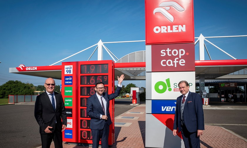 Na zdjęciu prezes Orlenu Daniel Obajtek (w środku) na stacji Orlenu w Niemczech. Z tyłu widać cenę benzyny Verva 98 - 1,91 euro, czyli po dzisiejszym kursie 8,61 zł za litr.