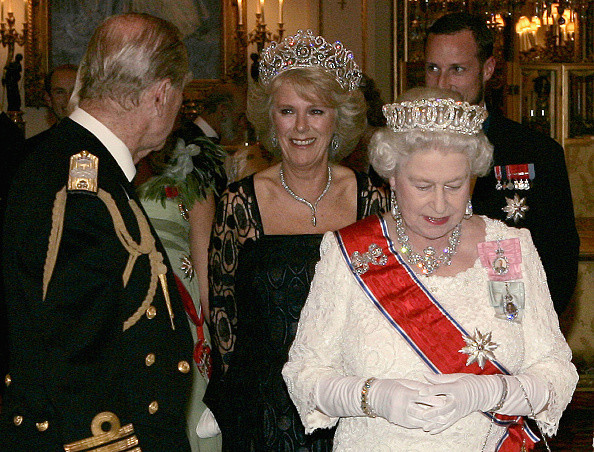 25 października 2005 r. — "pogodzenie się" królowej ze związkiem Karola i Camilli Parker Bowles