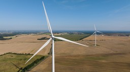 Słaby wiatr i niższe ceny prądu uderzają w wyniki Polenergii