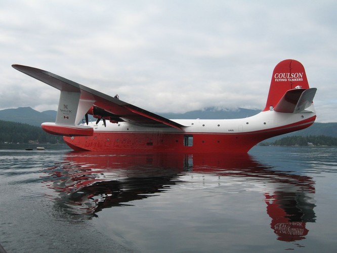 Latający bombowiec potrafi w ciągu 25 sekund wyrzucić z siebie 27 tys. litrów wody na powierzchnię równą trzem boiskom futbolowym