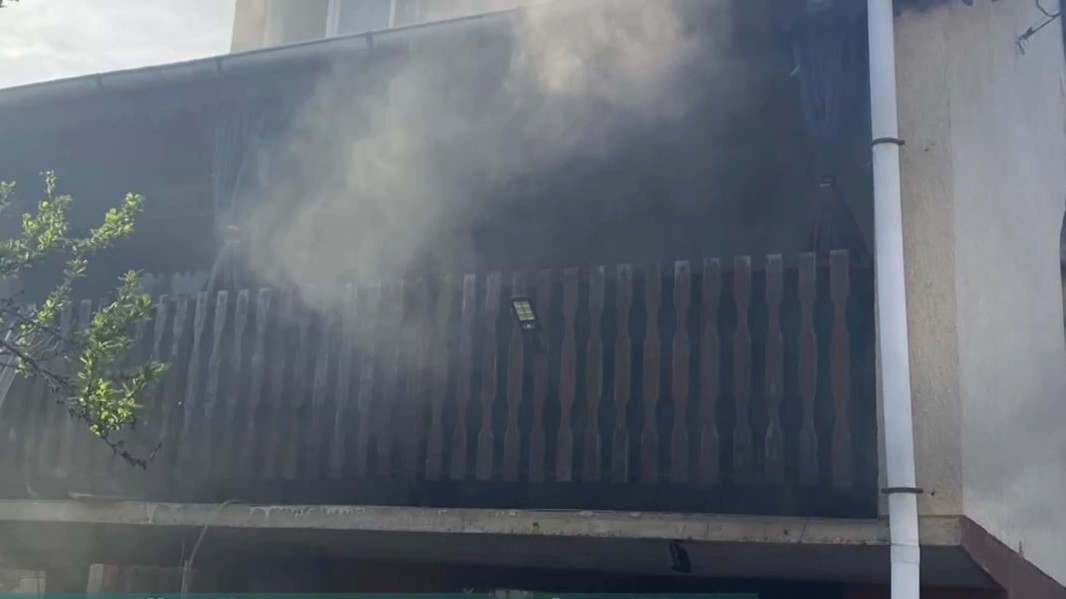 Drámai pillanatok: lángoló házának erkélyén rekedt egy mozgássérült, idős asszony Agárdon – videó