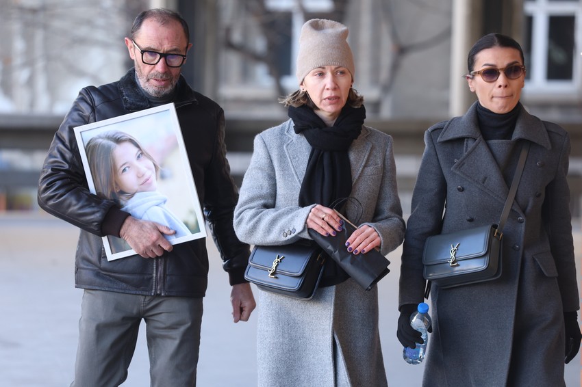 Tata malene Angeline nosi sliku svoje ćerkice