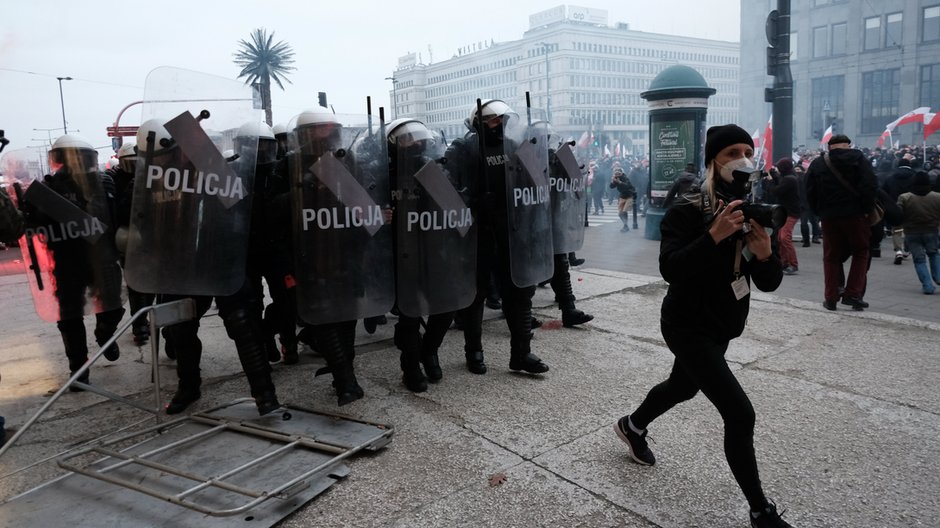 Marsz Niepodległości. Policja interweniowała w pobliżu ronda de Gaulle'a