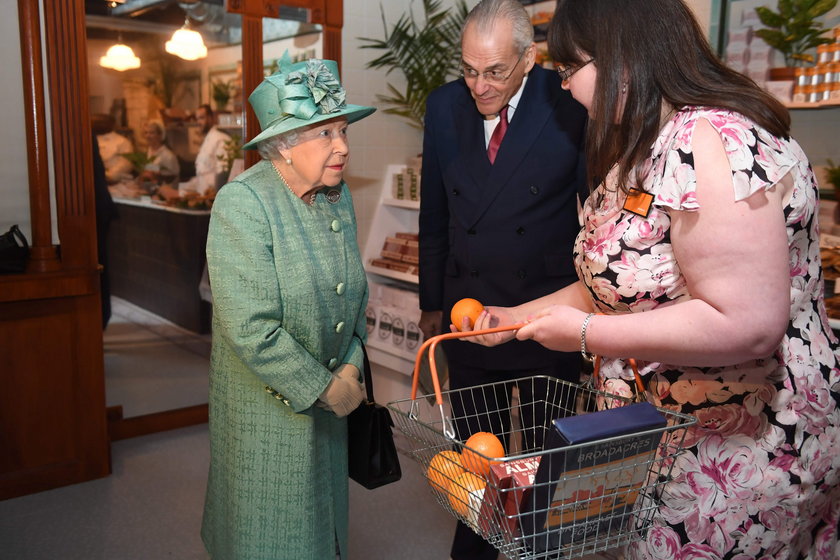 Elżbieta II na zakupach