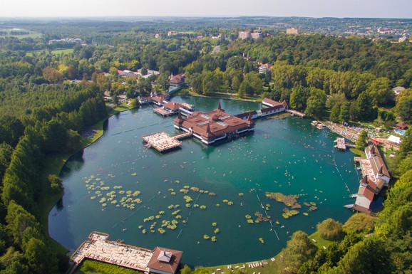 (FOTO, VIDEO) Hiljade turista se ovde bezbrižno kupa, a nemaju pojma šta im je ISPOD NOGU: Konačno otkrivena TAJNA jezera u blizini Srbije