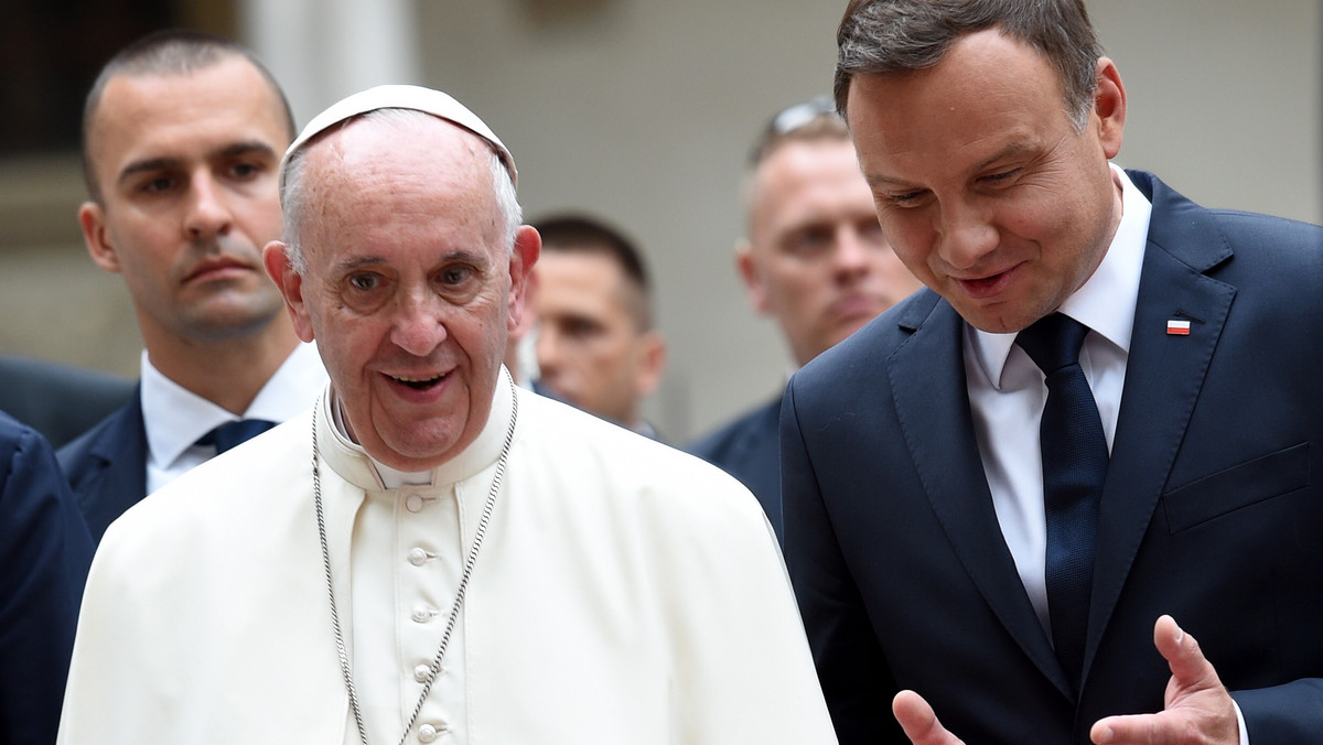 Jesteś, Ojcze Święty, dla całego świata przykładem pokory, łagodności i skromności, ale także niezwykłej determinacji i odwagi w okazywaniu solidarności z najbardziej potrzebującymi - napisał Andrzej Duda w liście do papieża Franciszka, zamieszczonym na oficjalnej stronie Prezydenta RP,