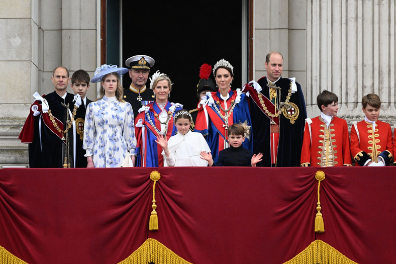 Rodzina królewska na balkonie Pałacu Buckingham.