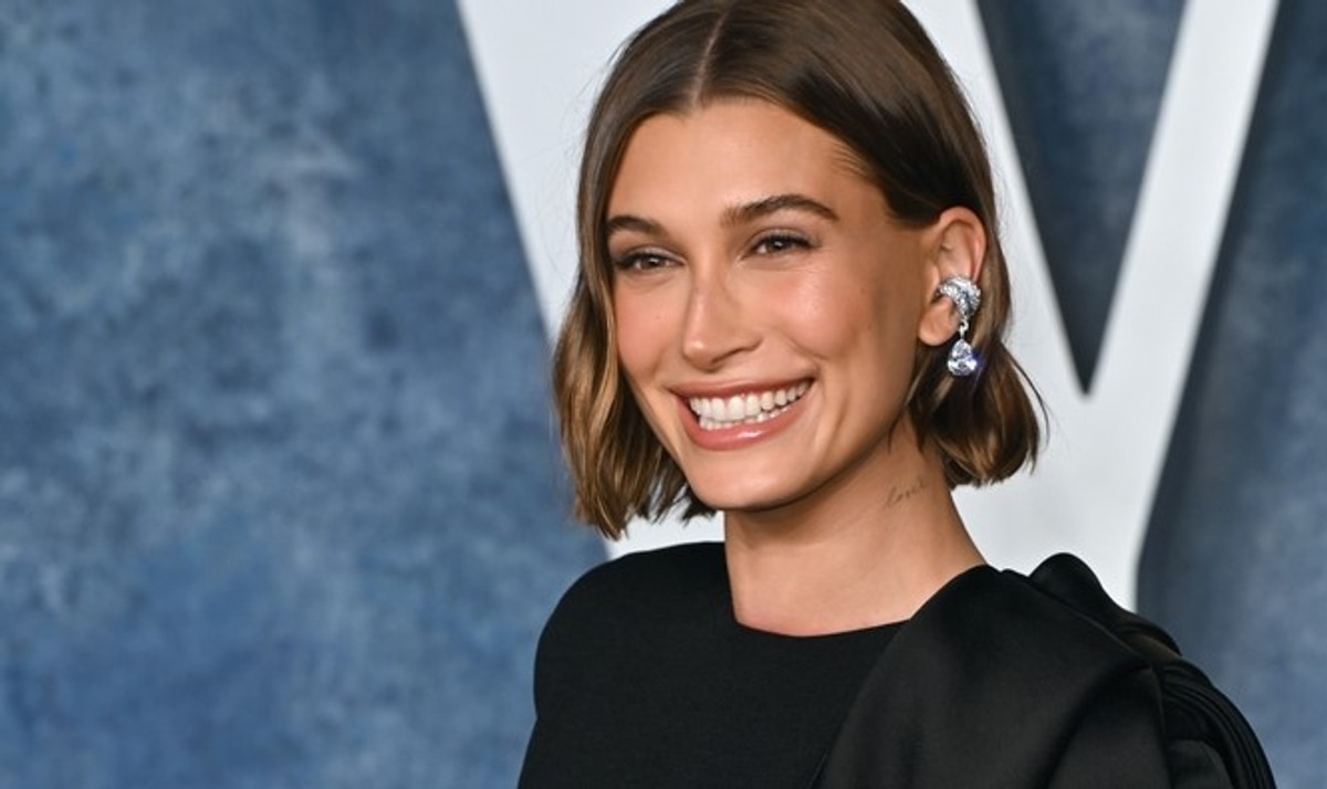 Hailey Bieber zaprezentowała najmodniejszy manicure na 2024 rok - białe paznokcie z połyskiem