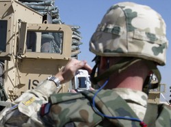 Do nich polski żołnierz nie może strzelać. Nawet jeśli są uzbrojeni