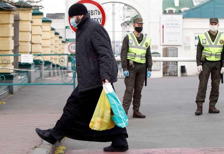 Iz manastira su porekli da je izbila epidemija, ali su u utorak rekli vernicima da napuste svetilište