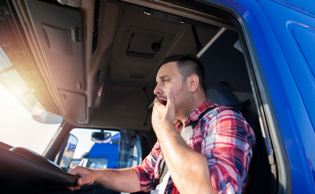 Jak zapobiegać wypadkom ciężarówek spowodowanym przyśnięciem kierowcy
