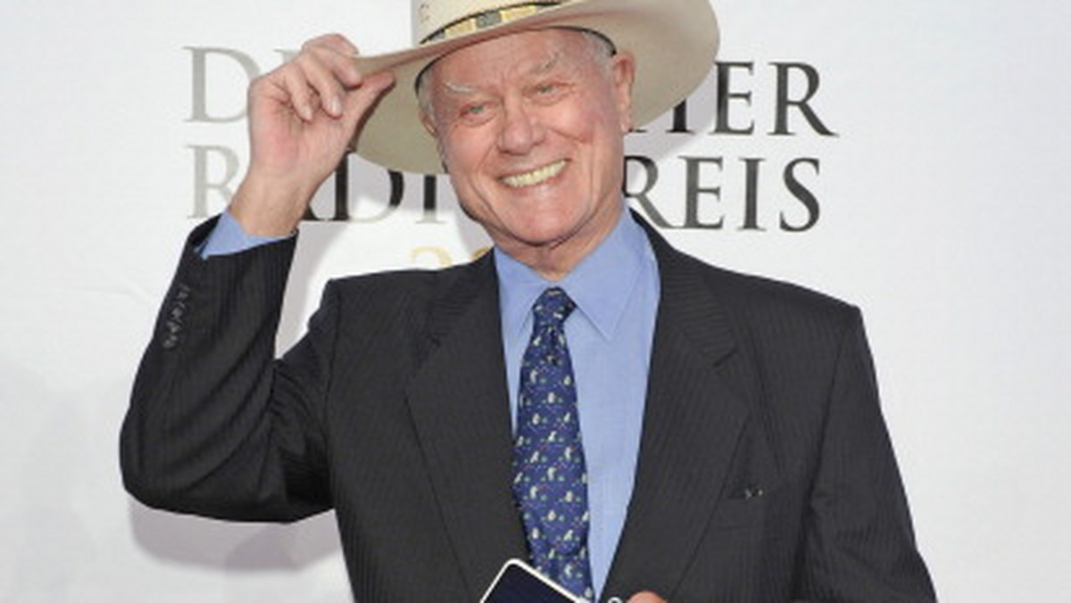 80-letni Larry Hagman wydał dla magazynu "TV Guide" oficjalne oświadczenie, w którym poinformował o swojej chorobie, zapewniając fanów, że jego nowotwór jest uleczalny i terapia nie powinna uniemożliwić mu występu w nowej wersji serialu "Dallas".