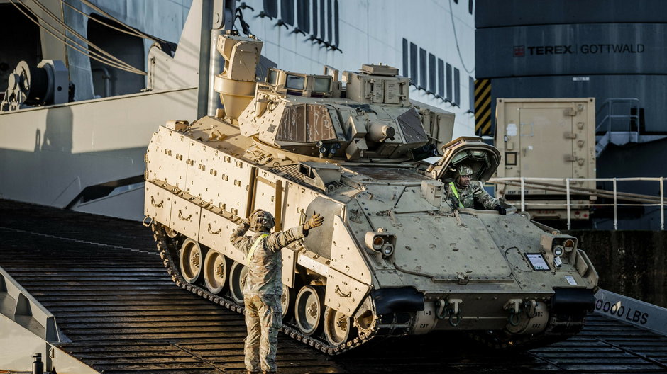 Wyładunek amerykańskich czołgów i pojazdów opancerzonych w porcie Vlissingen na południu Holandii, 11 stycznia 2023 r.