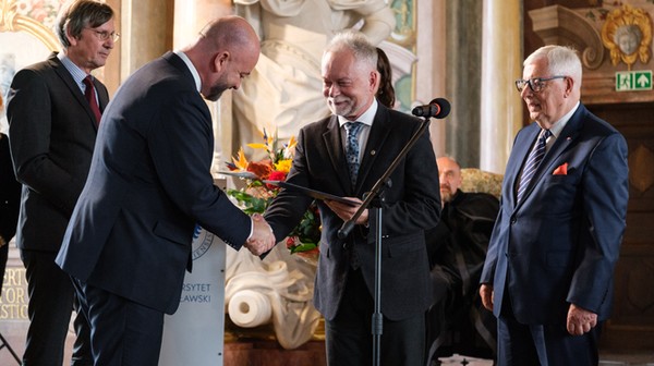 Prezydent Jacek Sutryk honoruje prof. Dariusza Kaczorowskiego. Z prawej przewodniczący kapituły Nagrody, dr Jack Ossowski. 