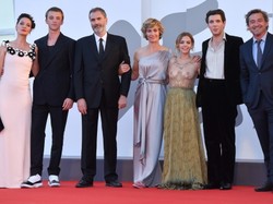 Belgijska aktorka bez odrobiny zawahania pokazała całe piersi na czerwonym dywanie w Wenecji. FOTO