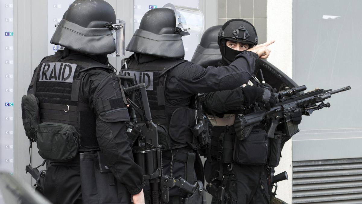 Francja policja Raid