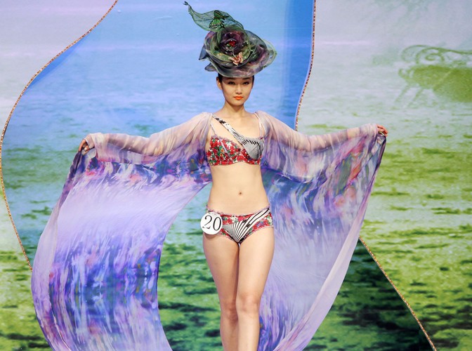 Prezentacja projektów konkursowych China Fashion Week w Pekinie