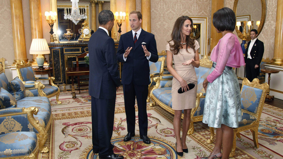 Podczas wizyty w Pałacu Buckingham, Barack i Michelle Obama dali prezydent młodej parze - Williamowi i Kate Middleton. Prezentem były charytatywne wpłaty w imieniu nowożeńców - informuje huffingtonpost.com.